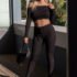 Μαύρο κολλητό σετ κολάν με crop top